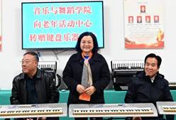 说明: 英国365集团李霞经理讲话